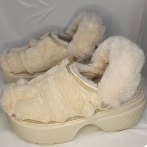 Crocs Stomp Lined Platform Clogs in stucco with a faux fur lining. Women SZ 8